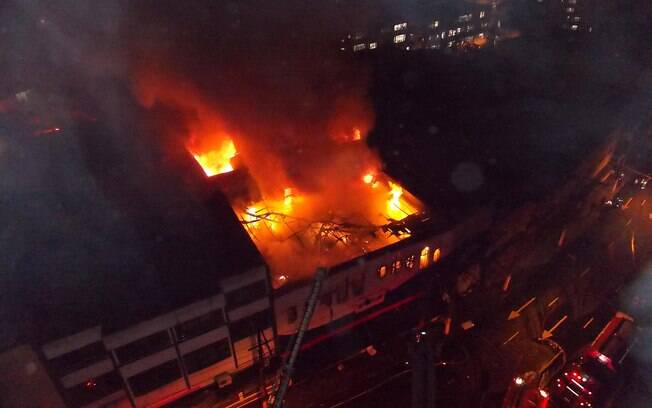 Um incêndio de enormes proporções atingiu uma loja na zona sul de São Paulo, no final da tarde desta quarta-feira (2)