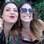 “Eu e Olenka na frente do prédio chique da Mona. Garotas de Ipanema por um dia!”. Foto: TV Globo