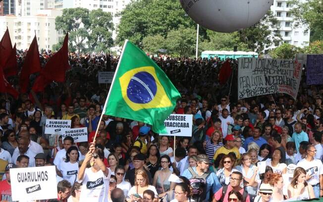 Professores da rede estadual de São Paulo fazem assembleia no Masp