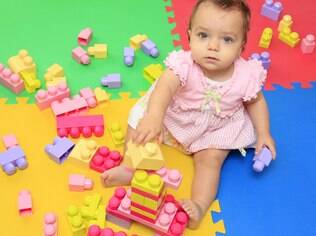 Exponha seu filho a mais brinquedos que exijam a participação ativa dele, como blocos lógicos coloridos, blocos de encaixe e quebra-cabeças
