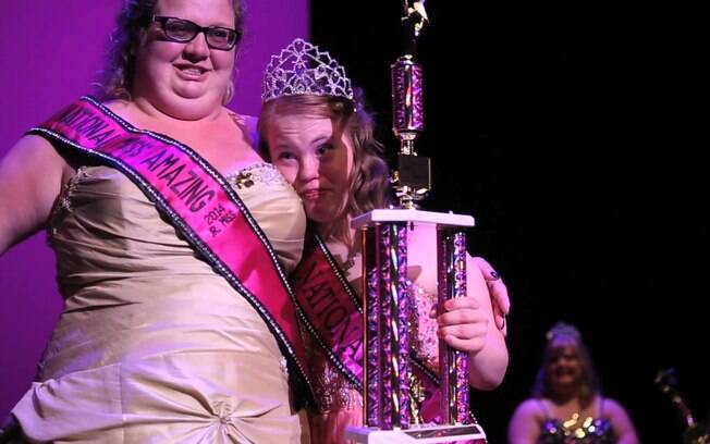 Tiffani Johnson com a coroa do 'Miss Amazing'