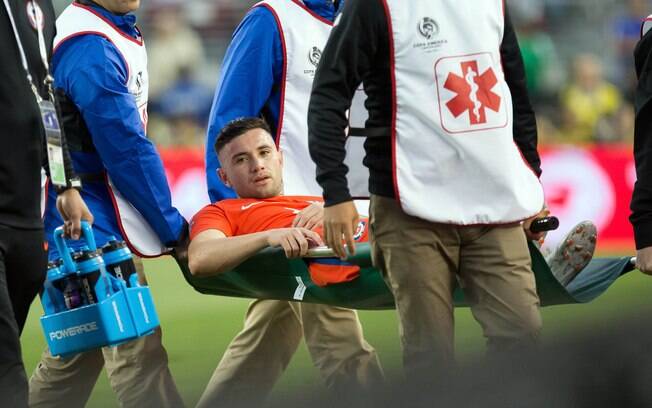 Mena saiu lesionado durante a partida do Chile contra a Argentina