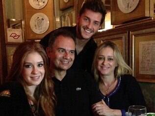 Marina com os pais e o namorado, Klebber Toledo
