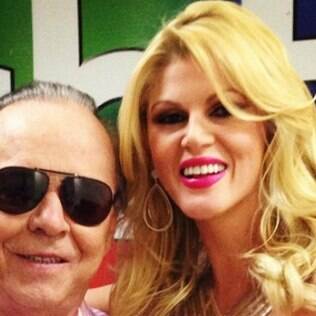 Val Marchiori e a família nos bastidores do 'Domingo Legal', no SBT