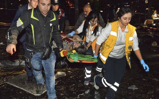 Equipe socorre ferido em atentado com carro-bomba em Ancara, na Turquia