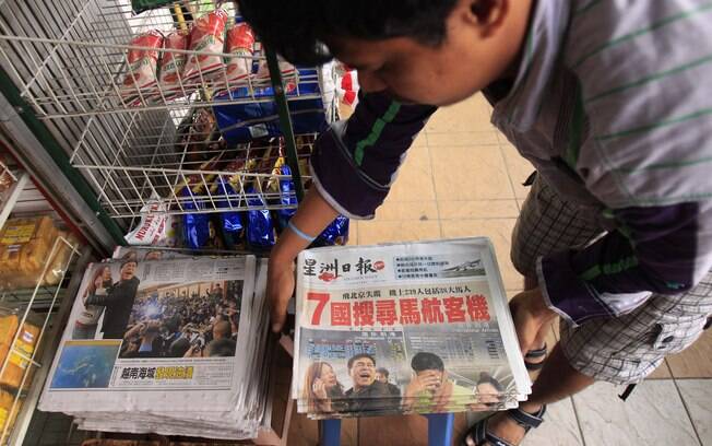 Jornais trazem informações do desaparecimento do avião na Malásia (9/3). Foto: AP