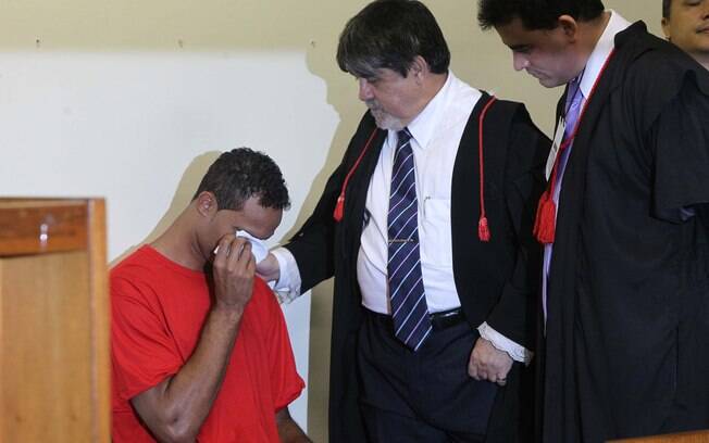 Bruno chora durante julgamento no Fórum de Contagem