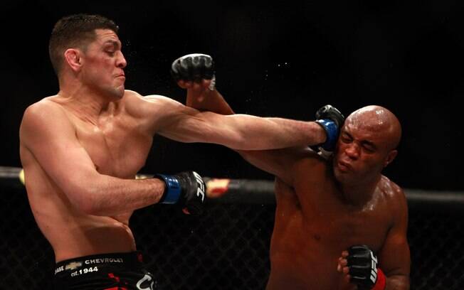 Anderson Silva e Nick Diaz trocam golpes na luta principal do UFC 183, em Las Vegas. Foto: Steve Marcus/Getty Images