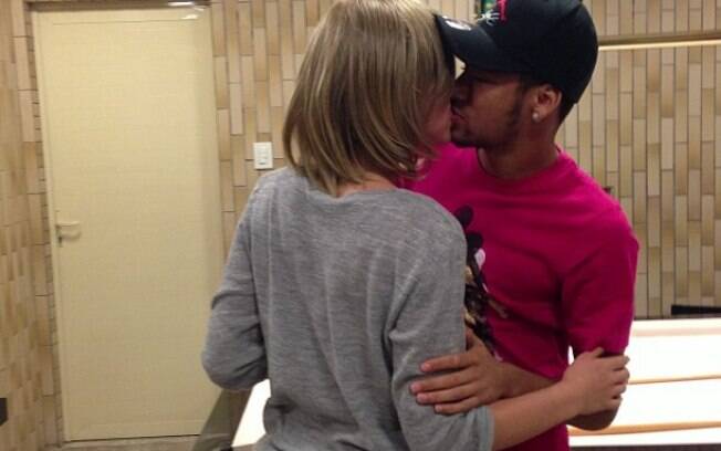 Neymar e Bruna Marquezine beijam muito nas redes sociais