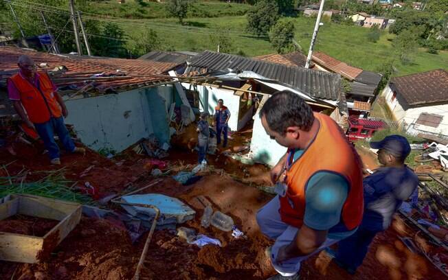 Vítimas estavam no quarto da casa quando imóvel foi atingido. Mãe e três filhos morreram