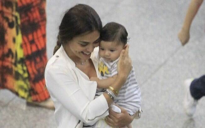 Juliana Paes segurando o filho mais novo, Antonio, no aeroporto no Rio nesse domingo (24)