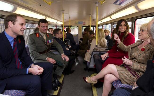 Kate Middleton e Príncipe William andaram de ônibus nesta quinta-feira (7) em Londres