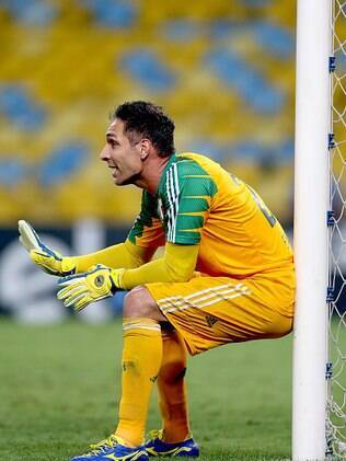 De volta, Fernando Prass minimiza susto com cotovelo e mostra alívio com vitória