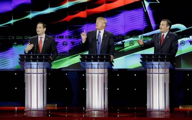 Donald Trump (ao centro) e os senadores Marco Rubio e Ted Cruz em debate no Texas