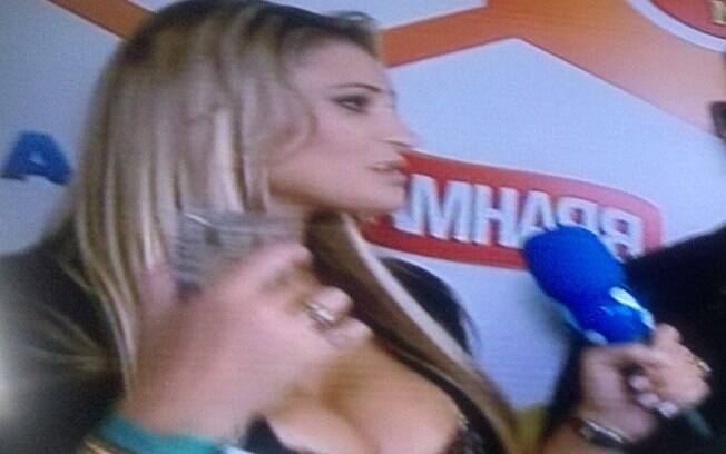 Andressa Urach derrama água nos seios no programa Muito Show