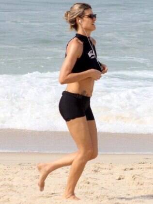 Fernanda Lima corre pela praia do Leblon, no Rio de Janeiro