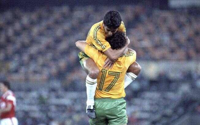 Bebeto e Romário, eles mesmo, comemoram gol na final, mas deu prata