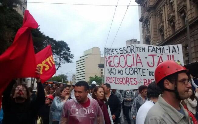 Professores da rede estadual de São Paulo fazem protesto em frente ao TJ antes de reunião de conciliação