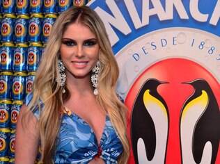 Monique Evans no camarote da Boa na Sapucaí