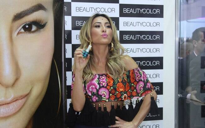 Sabrina Sato participa de feira de beleza em São Paulo e fãs causam o maior alvoroço