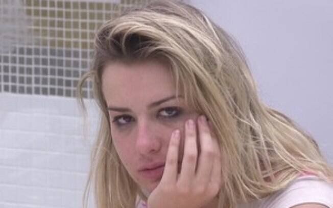 Fernanda fica preocupada com André