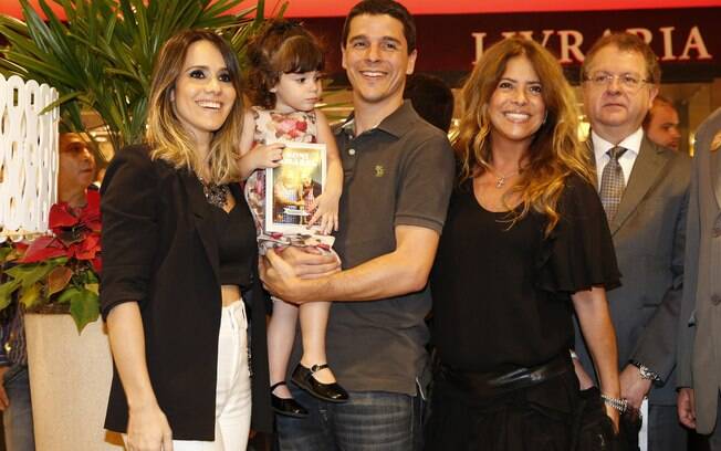 Fernanda Pontes, o marido Diogo Boni e a filha do casal, Malu, com Lou Boni