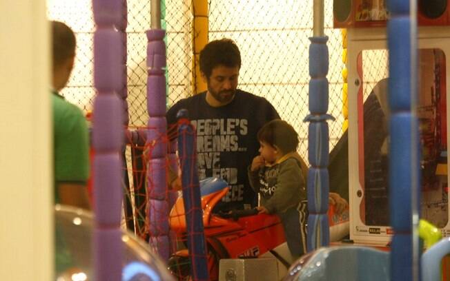 Eriberto Leão brinca com o filho, João, em shopping do Rio