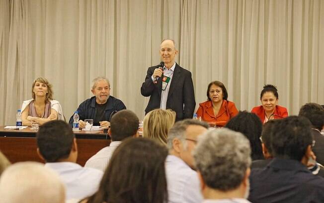 Rui Falcão discursa enquanto é observado por Lula em coletiva do PT, na segunda-feira (30)