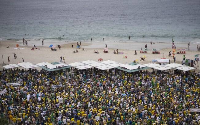 No Rio de Janeiro, manifestantes tomaram a praia de Copacabana para reclamar do governo federal. Foto: AP Photo/Felipe Dana