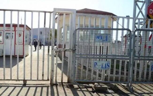 Este posto de controle na fronteira da Síria com a Turquia é usado por recrutas do 'Estado Islâmico'