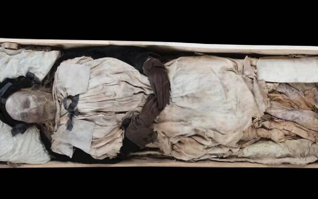 Corpo mumificado de bispo estava acompanhado de criança também mumificada, dizem cientistas