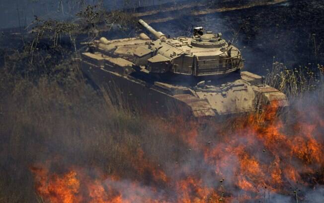 Tanque velho sírio é cercado por fogo após explosão de morteiros nas Colinas do Golan, território controlado por Israel (16/07)