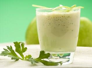Sucos verdes, como de couve, são ótimos para o corpo