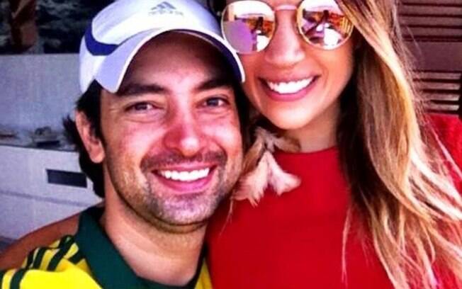 Casal Fabio e Bruna é uma espécie de Romeu e Julieta da política: ele veste amarelo e é a favor do impeachment; ela, de vermelho, é contra Casal Fabio e Bruna é uma espécie de Romeu e Julieta da política: ele veste amarelo e é a favor do impeachment; ela, de vermelho, é contra