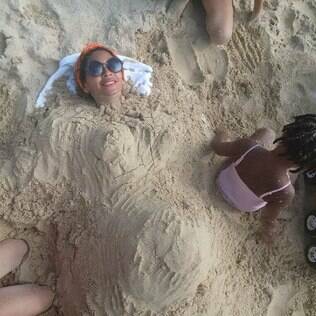 Beyoncé é enterrada na areia e internautas cogitam gravidez da cantora