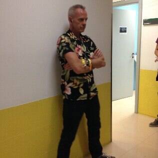 Fatboy Slim posa para fotos nos corredores do SBT antes de gravação do 'The Noite'