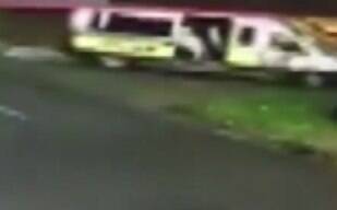 Vídeo mostra criança caindo de van escolar no Paraná; jovem passa bem