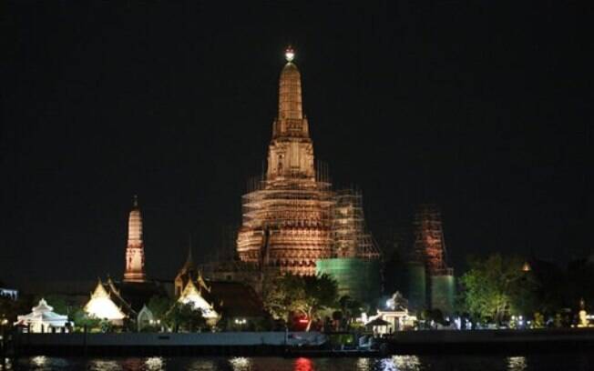 Tailândia, que tem Wat Arun como um dos principais templos do país, lidera o ranking de mais religiosos, no qual 94% dos entrevistados da pesquisa se disseram crentes.. Foto: AP