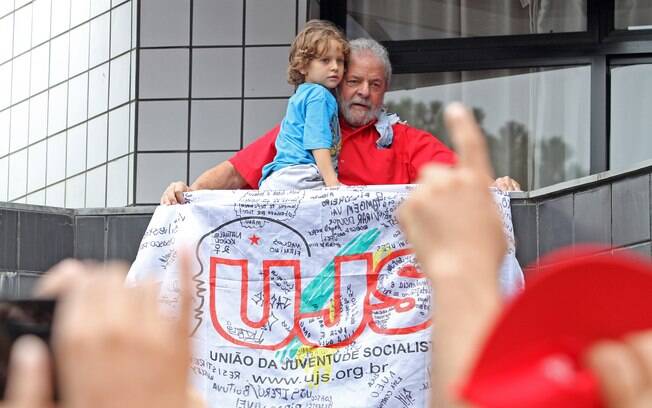 Lula retribui manifestação de apoio feita em frente ao prédio onde mora, em São Bernardo do Campo (SP). Foto: Adonis Guerra/ SMABC/Divulgação - 13.3.16
