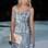 A tenista Maria Sharapova usou vestido azul em desfile de Marc Jacobs. A clutch branca complementa o look leve. Foto: Getty Images
