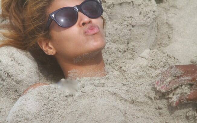 ... e Beyoncé também se deixa enterrar na areia
