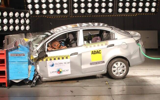 Teste de colisão do Chevrolet Sail feito pelo Latin NCAP. O sedã colombiano recebeu nota zero. Teste de colisão do Chevrolet Sail feito pelo Latin NCAP. O sedã colombiano recebeu nota zero.