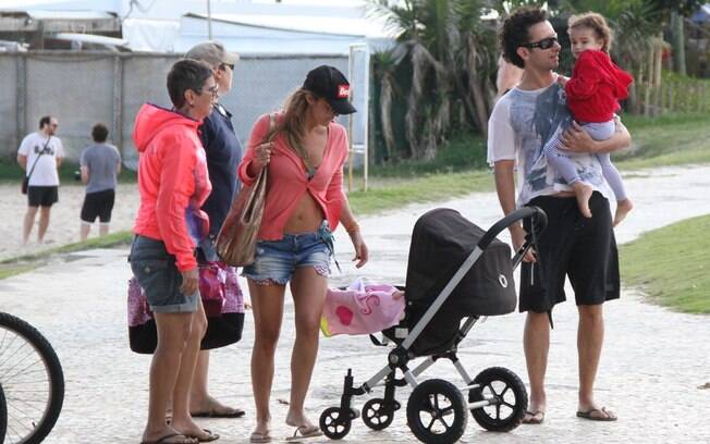 Marco Luque deixa a praia na companhia da família e amigos