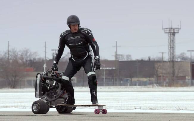 Dolph Lundgren testa skate com motor Ford EcoBoost 1.0 de 125 cv.