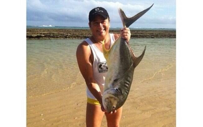 Cantor Leonardo em dia de pesca