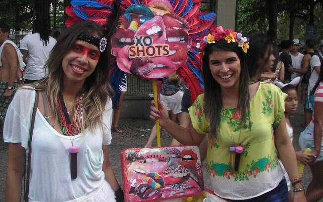Noelle Pereira, 25 anos, e Natália Tepper, 27 anos, montaram a barraquinha Xo Shots no carnaval do Rio