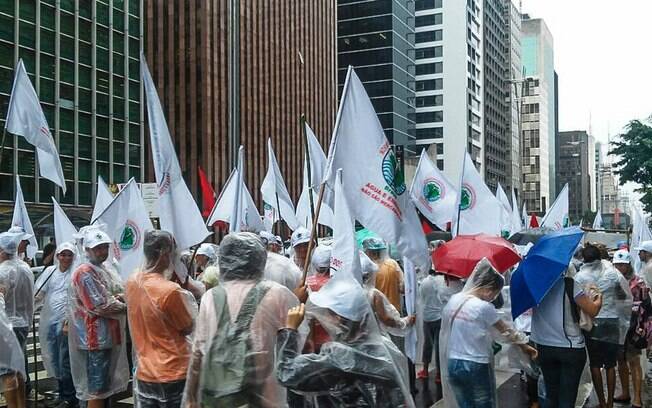 Manifestação ligada a movimentos de sem-terra ocuparam parte da Avenida Paulista e defenderam a Petrobras