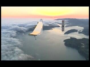 A aeronave antecessora, a Solar Impulse 1, conseguiu atravessar o continente americano voando e armazenou bateria o suficiente para voar durante a noite
