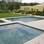 A piscina do arquiteto Augusto Perez e do paisagista Gilberto Elkis tem características geométricas . Foto: Divulgação