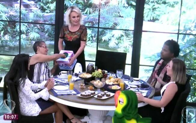 Ana Maria Braga fez uma brincadeira com os ex-participantes durante o